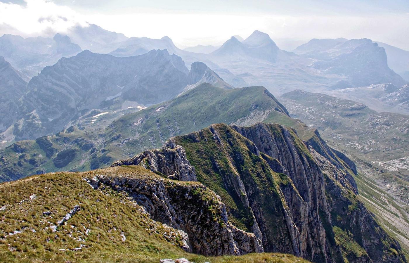 Mulher elegante a caminhar, transmitindo confiança e estilo.